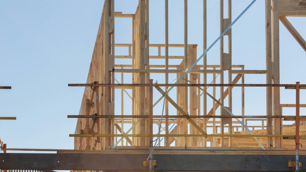 建築中の木造住宅の骨組み