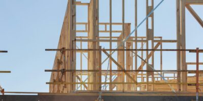 建築中の木造住宅の骨組み