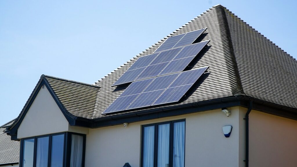 屋根に太陽光パネルを載せた住宅