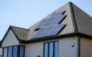 屋根に太陽光パネルを載せた住宅
