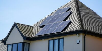 屋根に太陽光パネルを載せた住宅